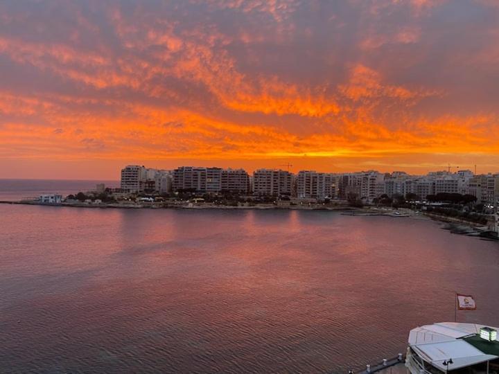 F2 - Lovely Two Bedrooms Flat Sea View, St Julians Saint Julian's Bagian luar foto